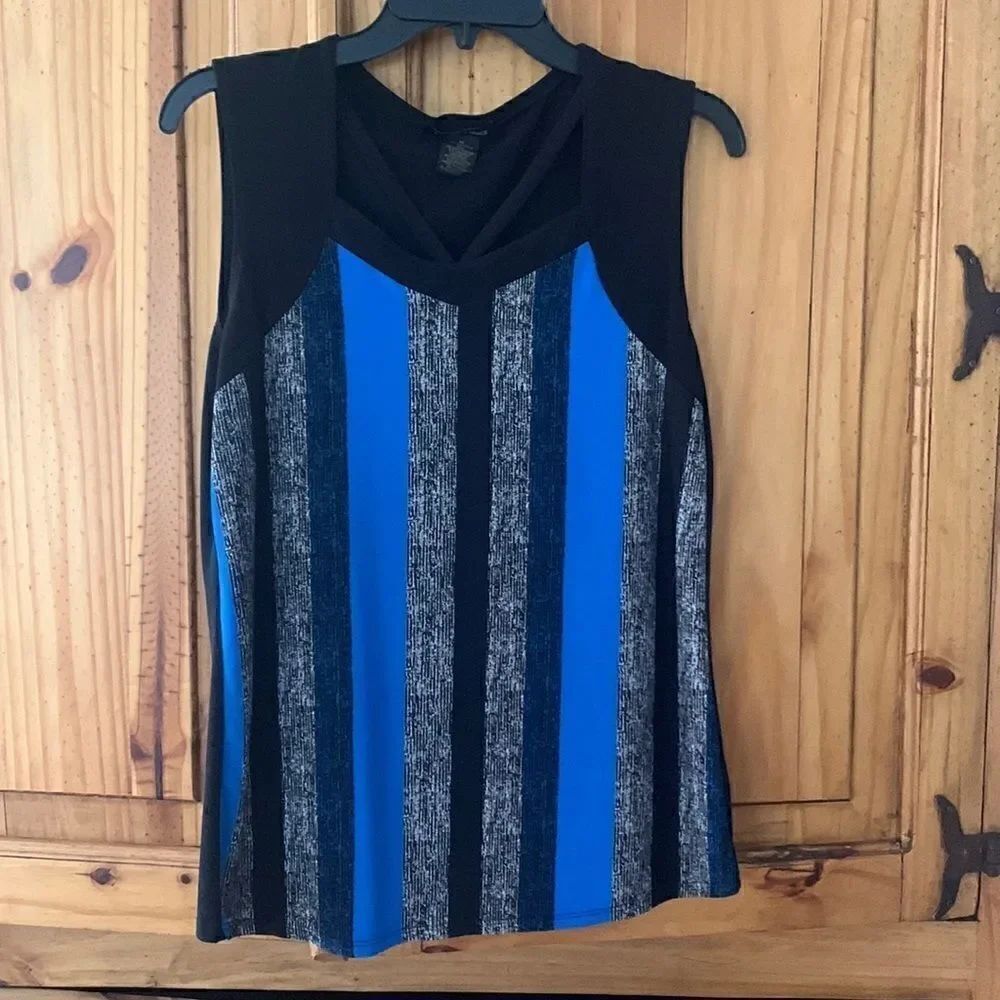 𝅺***** 5 for $25 Susan Lawrence Sleeveless Top with Cutouts